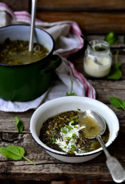 Rysk traditionell soppa med ägg och gräddfil — Stockfoto